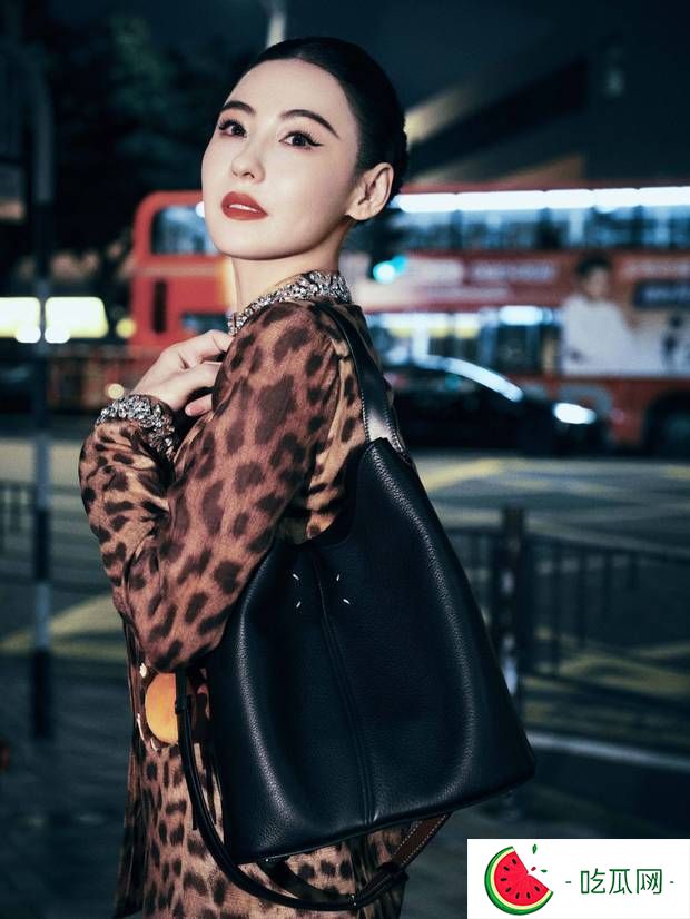 復(fù)古豹紋裙配維港風(fēng)情，張柏芝港風(fēng)經(jīng)典穿搭夢回《喜劇之王》