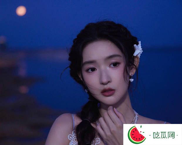 王玉雯白藍色吊帶長裙海邊漫步，演繹極致清冷感