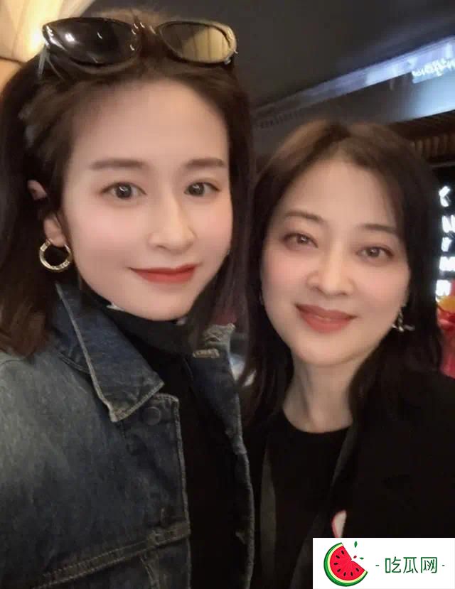 穎兒邀朋友來北京別墅露營，庭院內搭帳篷和超大充氣城堡，好愜意