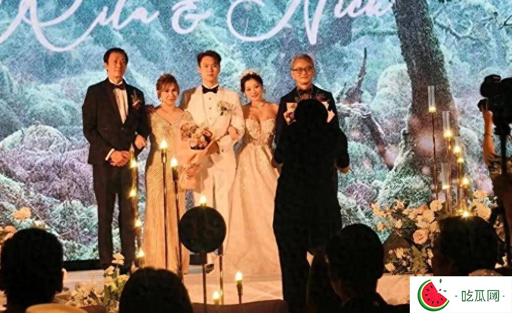 郭富城攜方媛赴豪門婚宴！天王熱聊全場，嬌妻獨坐玩手機太心疼！